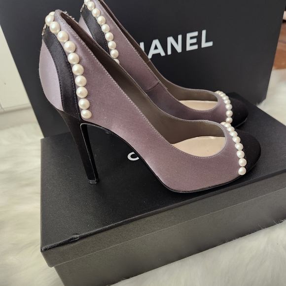 SOLD 🌸🌸 CHANEL Pearl & Satin Pumps - Picture 8 of 14